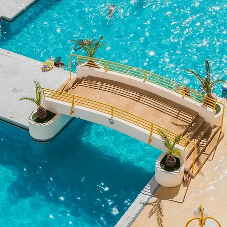 Lägenhet Sunny Flat W/ Balcony & Pool By Lovelystay