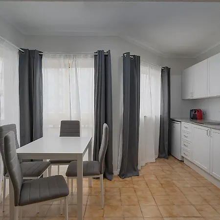 Apartment Sunny Flat W/ Balcony & Pool By Lovelystay