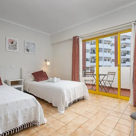 Sunny Flat W/ Balcony & Pool By Lovelystay Portimao