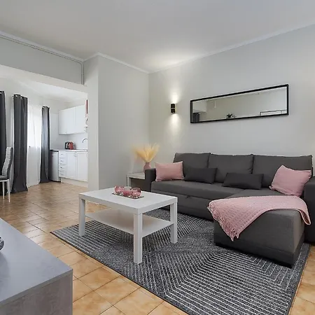 Sunny Flat W/ Balcony & Pool By Lovelystay Apartment *