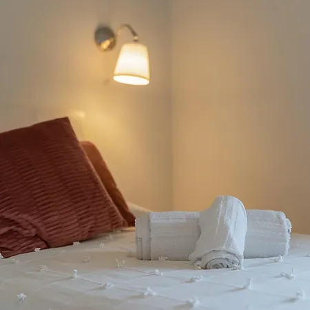 Sunny Flat W/ Balcony & Pool By Lovelystay Apartment