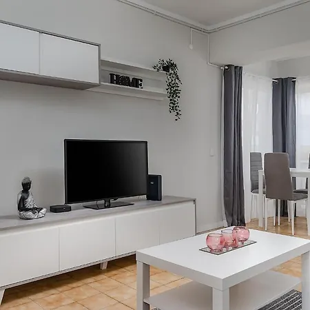 Sunny Flat W/ Balcony & Pool By Lovelystay Apartment *