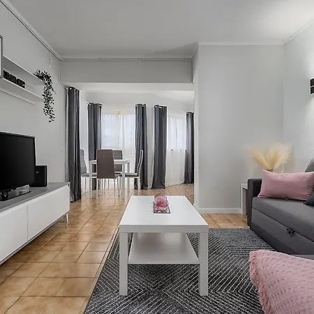 Apartment Sunny Flat W/ Balcony & Pool By Lovelystay