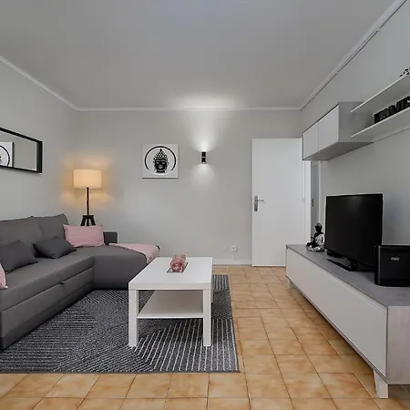Sunny Flat W/ Balcony & Pool By Lovelystay Apartment